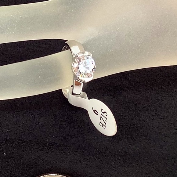 NWT Round White Crystal Silvertone Cocktail Ring 9